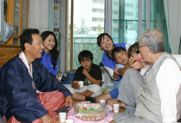 11일 삼성은 추석을 앞둔 이번 한 주를 어려운 이웃들과 함께 하는 ‘한가위 희망봉사 주간’으로 정하고 26개 계열사 최고경영자와 임직원 4800여명이 고아원, 양로원, 공부방 등 700여곳을 방문해 지원품 전달과 일손돕기 등에 나서기로 했다. 이석재 삼성코닝정밀유리 사장(왼쪽 첫번째)이 공부방 어린이들과 함께 송편을 빚은 뒤 인근지역의 홀로사는 할아버지를 찾아가 직접 권하고 있다. 삼성 제공