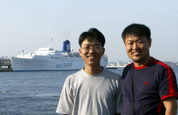 요코하마항에 정박중인 피스보트를 배경으로 이정용(오른쪽), 정인환 기자.