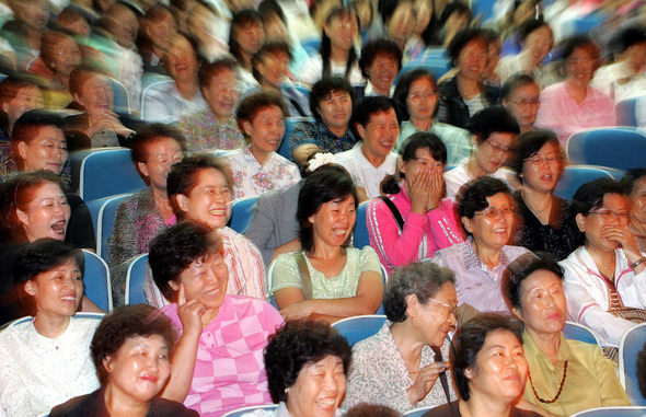 13일 오후 서울 성북구 돈암동 성북구민회관에서 구가 정한 ‘정신건강의 날(9일)’을 기념해 웃음이 정신건강과 긍정적 생활 유지에 도움을 준다는 점을 알리기 위해 마련한 행사에 참석한 주민들이 탤런트 전원주씨의 살아온 얘기를 들으며 웃음을 터뜨리고 있다. 김정효 기자 hyopd@hani.co.kr