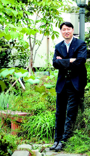 신한은행을 2005 여자프로농구 여름리그 챔피언으로 이끈 이영주 감독이 20일 〈한겨레〉를 찾아 포즈를 취했다. 
이종근 기자 <A href=\"mailto:root2@hani.co.kr\">root2@hani.co.kr</A>