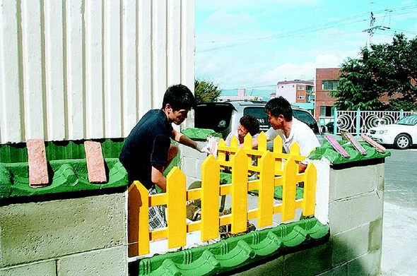 울산 북구 호계동 동일빌라 주민들이 4m의 높이의 담장을 1m로 낮추는 작업을 벌이고 있다. 울산 북구청 제공