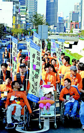 28일 오후 대구대 대명동캠퍼스 대강당에서 열린 대구장애인 합동결혼식에 참가한 부부 8쌍이 식장으로 들어서고 있다. 올해로 네번째로 치러지는 이 합동결혼식은 대구시 장애인재활협회가 대구시와 지역 상공인들의 도움을 받아, 신체장애와 경제적 어려움 등으로 결혼식을 올리지 못한 5쌍의 부부와 새로 결혼생활을 시작하는 3쌍의 장애 부부들을 위해 마련했다. 대구/김태형 기자 xogud555@hani.co.kr