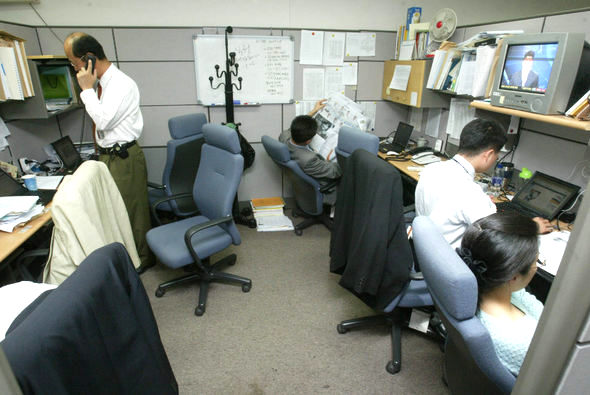 아래는 소속회사별로 따로 설치돼 있는 기자실 부스.
