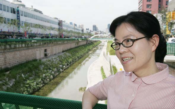 전태일의 막내동생인 전순옥 참여성노동복지터 대표가 지난 15일 서울 청계천 ‘전태일의 거리’에서 옛 청계천 평화시장에서 ‘시다’로 일하던 시절을 회상하고 있다. 이정아 기자 <A href=\"mailto:leej@hani.co.kr\">leej@hani.co.kr</A>