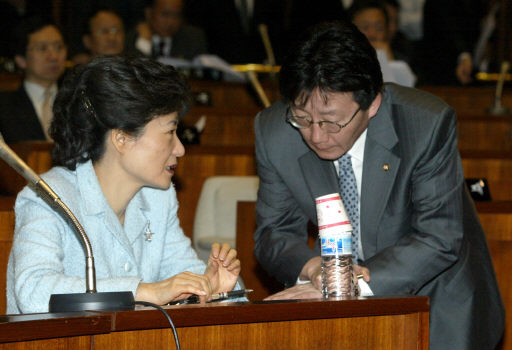 지난 2005년 국회 예결위회의장에서 박근혜 당시 한나라당 대표와 유승민 비서실장(사진 오른쪽)이 의견을 나누고 있다. 이종찬 기자.