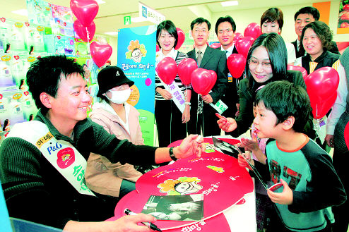 5일 오전 서울 용산 이마트 용산역점에서 소아암 협회 홍보대사인 탤런트 윤다훈씨와 피엔지(P&G) 직원들이 소아암 어린이 돕기 캠페인을 벌이고 있다. 이마트와 한국피앤지가 오는 9일까지 함께 펼치는 이번 행사에서 이마트 고객이 피앤지 제품을 사고 ‘희망의 하트’ 2만개를 모으면 소아암 어린이 치료비 2천만원이 지원된다. 이종근 기자 root2@hani.co.kr