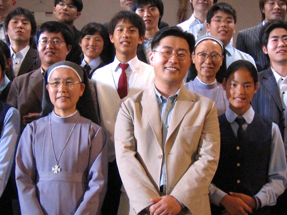 부산 소재 마리아수녀회에서 운영하는 소년의 집 출신인 삼성에버랜드의 이정영 대리가 자신들 돌봐줬던 정테클라 수녀와 자리를 함께 했다. 삼성그룹에는 마리아수녀회 출신 직원들이 395명이나 근무하고 있다. 삼성그룹 제공