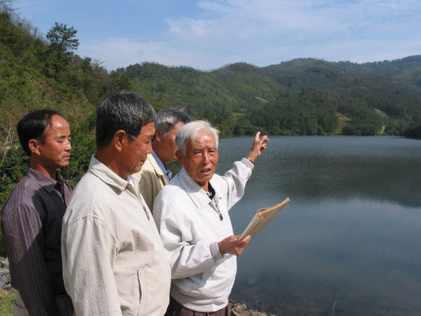 5일 윤언식(오른쪽 첫번째), 이향래(〃 두번째)씨 등 충남 예산군 광시면 대리와 시목리 주민 대표들이 마을 산이라고 적힌 옛 기록을 펼쳐보이며 백화산을 가리키고 있다.