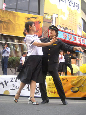 5일 열린 광주 충장로 축제 홍보퍼레이드에서 70~80년대 교복으로 분장한 주민들이 흥겹게 춤추고 있다. 남도일보 제공