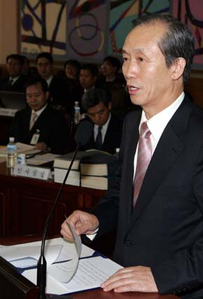 이용훈 대법원장이 6일 오전 서울 서초동 대법원청사에서 열린 국회 법제사법위원회 국정감사에서 인사말을 하고 있다. 연합뉴스