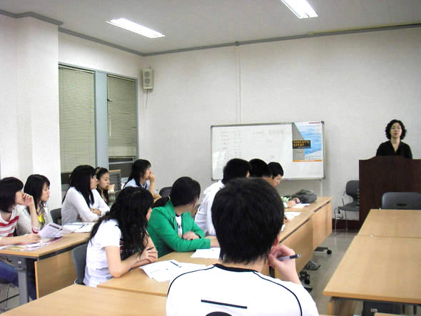 경희대학교 1학기 수시 합격생들 중 31명의 이학계열 학생들이 교양학부 윤송아 교수의 글쓰기 강의를 듣고 있다.