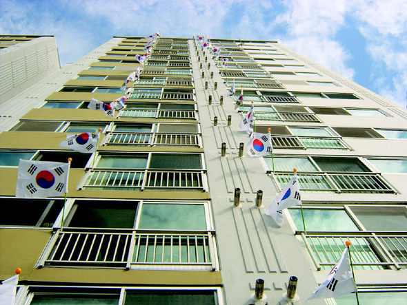 아파트단지 전가구 태극기 달기