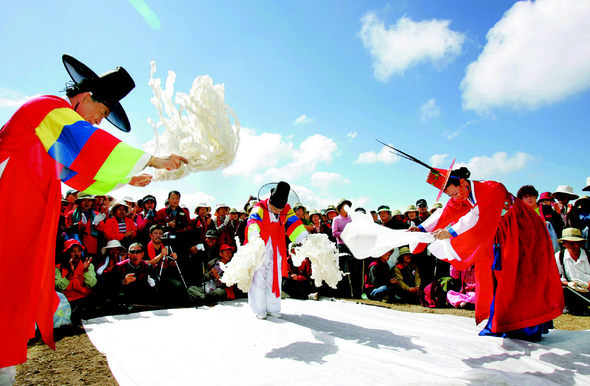 10일 충북 영동군 상촌면 삼도봉 정상(해발 1176m)에서 열린 ‘삼도봉 만남의 날’ 행사에서 무용가 조희열씨(가운데)가 세 도의 영원한 화합을 기원하는 춤을 추고 있다. 삼도봉은 충북·경북·전북 세 도가 나뉘는 시발점으로, 주변에 사는 충북 영동, 경북 김천, 전북 무주 주민들은 1989년부터 매년 지역감정을 털어내고, 우정과 화합을 다지는 뜻에서 행사를 해오고 있다. 영동/김진수 기자 jsk@hani.co.kr