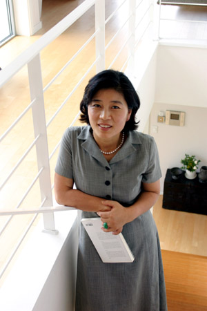 \'거꾸로 사는 엄마\' 서형숙(47)씨는 대학에서 국문학을, 대학원에서 한국고대미술사를 전공했다. 1989년 한살림공동체 운동을 시작하여 소비자 대표를 거쳐 현재 이사로 활동하고 있다. ‘서울환경상‘ 개인 및 단체 부분을 수상했다. 농업, 환경, 공동체, 자녀교육에 대해 신문, 잡지에 글을 쓰거나 TV등에서 강연을 하고 있다.  서씨의 교육관은 특별할 게 없다. 그저 아이 말에 귀 기울이는 따뜻한 엄마되기에 충실했다고 한다.