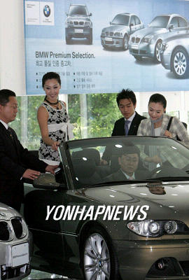 10일 양재동 서울오토갤러리에서 열린 ‘BMW 프리미엄 셀렉션‘ 전시장 오픈 행사에서 고객들이 전시 차량을 살펴보고 있다. BMW 프리미어 셀렉션은 유럽에서 시작된 신개념 중고차 비즈니스로 5년 10만 km 이하의 검증된 무사고 차량만을 선보이게 된다. (서울=연합뉴스)