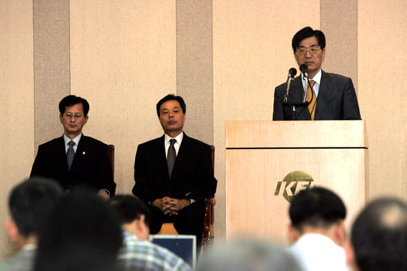 11일 오후 서울 은평구 한국정책평가연구원에서 열린 ‘기후변화와 지속가능한 발전 국제 워크숍’에서 이진 지방의제21 전국협의회 상임회장이 기조연설을 하고 있다. 이정아 기자 <A href=\"mailto:leej@hani.co.kr\">leej@hani.co.kr</A>