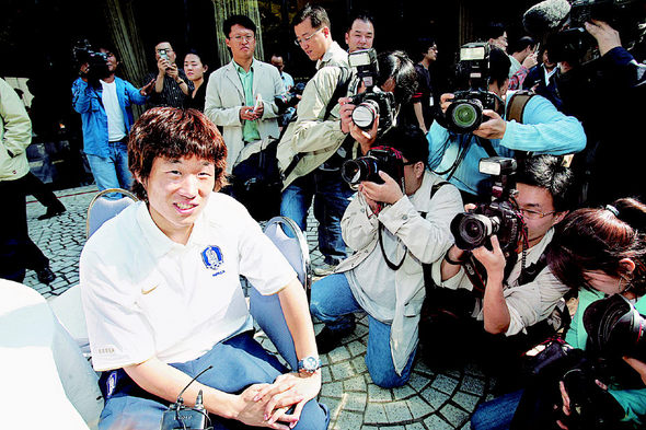 박지성이 11일 서울 홍은동 그랜드힐튼호텔 야외에서 열린 축구대표팀 기자간담회에서 취재진들에 둘러싸여 질문에 답하고 있다. 연합뉴스