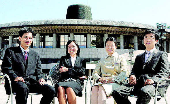 예술의 전당 하우스 매니저 양우제, 육은정, 이정아, 노형태씨(왼쪽부터)가 자신들이 관리하는 공연장 앞에서 밝게 웃고 있다. 탁기형 기자 khtak@hani.co.kr