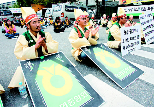 13일 오후 서울 잠실 올림픽주경기장에서 노무현 대통령을 비롯한 정·관계 인사와 1사1촌운동에 참여한 기업인, 마을 대표 등이 참석한 가운데 ‘농촌사랑 도농상생 한마당’ 행사가  열려 농촌사랑을 기원하는 비둘기가 날아오르는 가운데 축포가 터지고 있다. 이종근 기자 root2@hani.co.kr