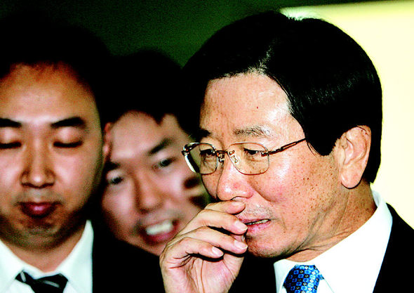 <b>“…”</b> 김종빈 검찰총장이 13일 낮 서울 서초구 대검찰청에서 점심을 위해 식당으로 가던 중 기자들로부터 강정구 교수의 국가보안법 위반 사건 불구속 수사 지휘에 대한 질문을 받고 있다. 이종근 기자 <A href=\"mailto:root2@hani.co.kr\">root2@hani.co.kr</A>