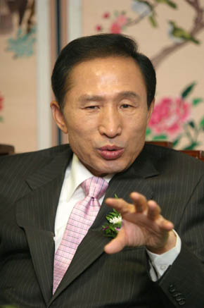 이명박 시장, 경부운하 건설 재언급 15일 이명박 서울시장이 ‘2005 청주국제공예비엔날레‘ 행사장을 찾아 경부운하 건설에 대해 언급하고 있다. (청주=연합뉴스)