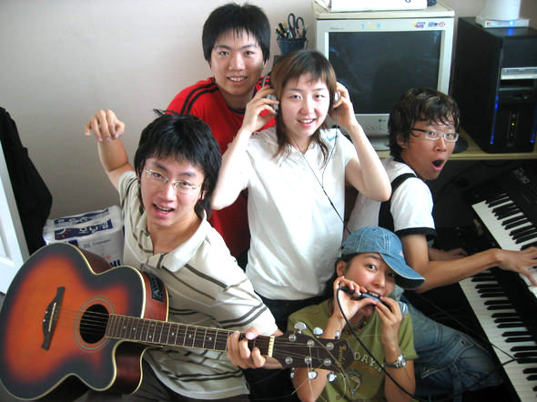 2005 엠비시 대학가요제 대상을 수상한 5인조 혼성그룹 ‘익스’. 왼쪽부터 박광래(경북대 경영학부), 공영준(영남대 〃), 방지연(대구대 유아특수교육), 이상미(경북대 문헌정보학과), 박동휘(〃 인문자율전공부)씨.  경북대 제공