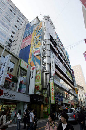 재일동포 이봉우씨가 대표를 맡은 일본 영화사 시네콰논의 첫 한국 직영극장 ‘씨큐엔(CQN) 명동’ 개장을 위해 리모델링 공사 중인 서울 명동 밀리오레 부근 건물. 김정효 기자 <A href=\"mailto:hyopd@hani.co.kr\">hyopd@hani.co.kr</A>