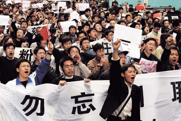 지난 4월 베이징 시내에서 중국의 젊은이들이 일본 역사교과서 왜곡을 성토하는 플래카드를 앞세운 채 격렬한 반일시위를 벌이고 있다. <한겨레> 자료사진