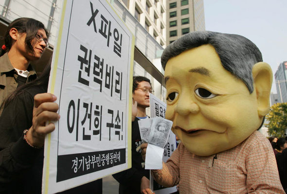 삼성해고자복직투쟁위원회와 신세계 이마트 용인수지 분회 등으로 구성된 ‘삼성바로보기문화제 조직위원회’ 회원들이 24일 오전 서울 중구 태평로 삼성본관 앞에서 ‘삼성공장순례투쟁단 출발 및 삼성바로보기문화제 기자회견’을 열어, 삼성의 금권로비를 규탄하고 있다. 이들은 이날 서울을 떠나 거제·구미·울산·아산·수원 등 삼성의 공장이 있는 곳을 돌며 집회를 연 뒤, 오는 29일 서울에 도착 대학로에서 ‘삼성바로보기 문화제 2005’를 연다. 이종근 기자 root2@hani.co.kr
