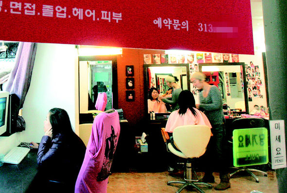취업철을 맞아 면접에 대비한 전문 화장과 머리 손질을 해주는 이화여대 앞 한 미용실에서 면접을 앞둔 여성이 화장 서비스를 받고 있다. 김진수 기자 <A href=\"mailto:jsk@hani.co.kr\">jsk@hani.co.kr</A>