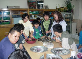 대구 남양학교 학생들이 26일 교사의 도움을 받아가며 국자를 만들어 보고 있다.