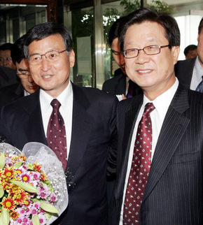 옛 국가안전기획부 예산을 선거자금으로 전용했다는 이른바 ‘안풍’ 사건과 관련해 기소됐던 강삼재 전 의원이 28일 오후 대법원으로부터 무죄를 확정받은 뒤 염창동 한나라당사를 방문하자 강재섭 원내대표가 환영하고 있다. 연합뉴스