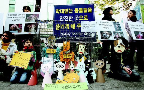 30일 오후 서울 명동 거리에서 올바른 동물보호법 개정을 촉구하는 동물학대방지연합 등 동물보호단체 회원들이 동물 인형을 쓰고 철창 안에 들어가 동물 학대 방지를 주장하는 퍼포먼스를 벌이고 있다. 강재훈 기자 khan@hani.co.kr