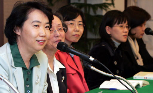 한일여성공동역사책 <여성의 눈으로 본 한일 근현대사>  한국쪽 총책임자인 정진성 서울대 사회학과 교수가 1일 서울프레스센터에서 기자간담회를 열고 있다. 김봉규 기자 bong9@hani.co.kr
