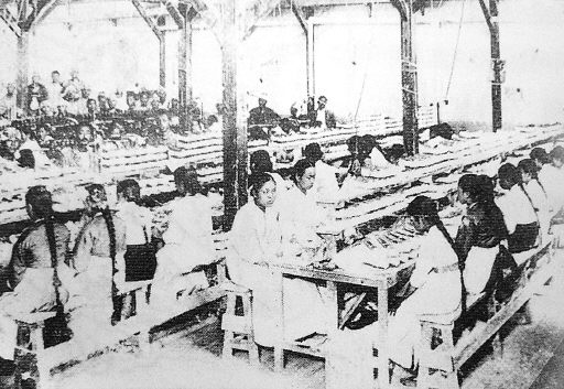 1930년대 고무신 공장에서 일하는 조선 여성 노동자들의 모습. 한일여성공동역사교재 편찬위원회쪽은 “조선인 여성노동자들은 착취 구조의 맨 밑에서 감옥같은 기숙사에서 가부장적 감시를 받으며 노동했다”고 전한다.