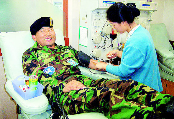 특전사에 근무하는 노규동 원사가 지난 3일 전북 익산 대학로 헌혈의집에서 자신의 200회째 헌혈을 하고 있다. 대한적십자사 전북혈액원 제공
