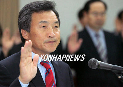 국회 행정자치위원회의 경기도에 대한 국정감사일인 지난 9월 28일 오전 경기도청에서 손학규 경기지사가 국감 선서를 하고 있다.(수원=연합뉴스)