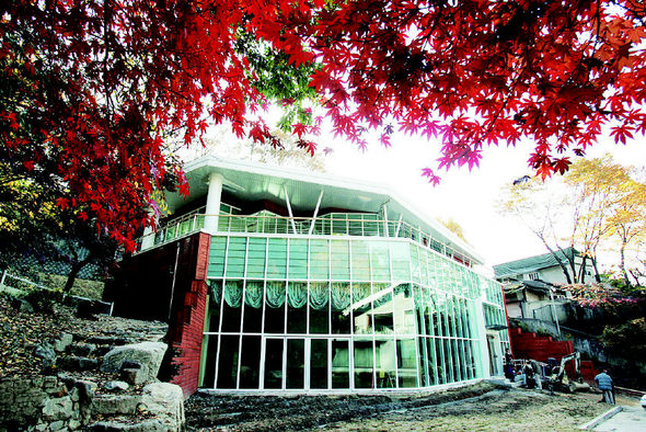 서울 중구 예장동 남산 기슭의 옛 국가안전기획부장 공관 옆 경호원 숙소 터에 세워진 산림문학관에서 7일 오후 마무리 공사가 한창이다. 오는 14일 개관 예정인 산림문학관은 140석 규모의 강당과 영상자료실, 북카페 등을 갖춘 문학공간으로, 옛 안기부장 공관에 자리한 ‘자연을 사랑하는 문학의 집 서울’이 운영하게 된다. 김정효 기자 hyopd@hani.co.kr