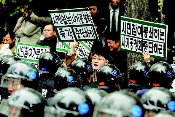 사회보험노조 등 ‘제주특별자치도의 설치 및 국제자유도시 조성을 위한 특별법(안)’에 반대하는 시민사회단체 회원들이 11일 오후 공청회가 열린 서울 세종로 외교통상부 청사로 들어가려다 경찰에 가로막혀 있다. 이들은 “이 법안대로 제주도 안에 영리병원이 설립되면 의료비 폭등과 국민건강보험의 재정 파탄까지 야기될 수 있다”고 주장했다. 김정효 기자 hyopd@hani.co.kr