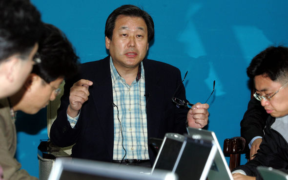 김무성 한나라당 사무총장이 13일 서울 염창동 당사에서 기자회견을 열어, 당 사무처가 박근혜 대표에게 유리한 쪽으로 혁신안을 수정해 운영위에서 통과시켰다는 당내 비판에 대해 해명하고 있다. 이종찬 기자 <A href="mailto:rhee@hani.co.kr">rhee@hani.co.kr</A>