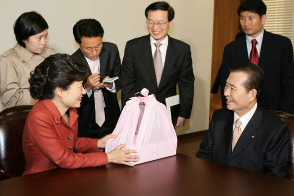 박근혜 한나라당 대표가 14일 서울 동교동 김대중도서관을 방문해 김대중 전 대통령에게 녹차를 선물하며 인사하고 있다. 국회사진기자단