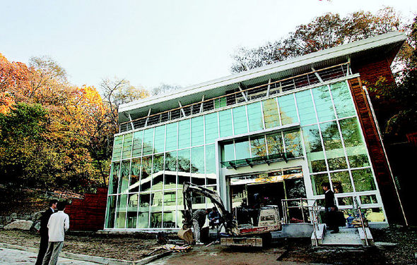 14일 서울 중구 예장동에 문을 연 산림문학관에서 지난 7일 개관을 앞두고 마무리 공사가 한창이다. 김정효 기자  <A href=\"mailto:hyopd@hani.co.kr\">hyopd@hani.co.kr</A>