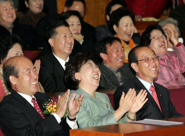 강원도 사투리경연대회. 16일 오전 국회 헌정기념관 대강당에서 열린 강원도 사투리경연대회에서 의원을 비롯한 참석자들이 박장대소하고 있다. (서울=연합뉴스) 강원도 사투리경연대회. 16일 오전 국회 헌정기념관 대강당에서 열린 강원도 사투리경연대회에서 의원을 비롯한 참석자들이 박장대소하고 있다. (서울=연합뉴스)