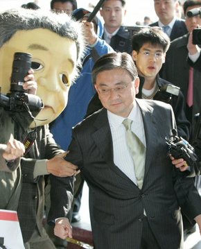 홍석현 전 주미대사가 지난해 11월16일 안기부 불법도청과 X파일 사건에 관련해 서초동 서울중앙지검에 출두하고 있다. (서울=연합뉴스) 홍석현 전 주미대사가 지난해 11월16일 안기부 불법도청과 X파일 사건에 관련해 서초동 서울중앙지검에 출두하고 있다. (서울=연합뉴스)