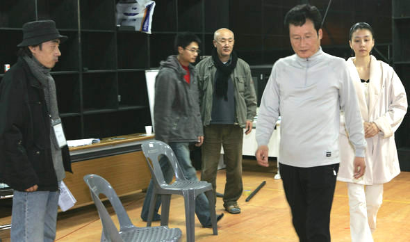 배우들의 충무로와 대학로를 오가는 활약이 늘어나면서 연극배우와 영화배우라는 구분이 점점 사라지고 있다. 문성근, 박광정, 강신일 등이 출연하는 극단 차이무의 10주년 기념작 <마르고 닳도록>의 연습현장.
 강재훈 기자 <A href=\"mailto:khan@hani.co.kr\">khan@hani.co.kr</A>