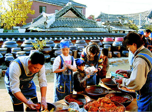 지난해 전주 한옥마을 김장축제에서 ‘김장 담그기 체험’ 을 하고 있는 가족. 전주시청 제공