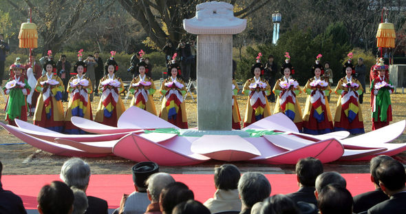 북관대첩비 100년만의 환국을 경축하며 17일 국립고궁박물관 앞 뜰에서 열린 ‘북관대첩비 맞이 국중대회’에서 머릿돌과 받침돌을 복원한 북관대첩비가 일반에 공개되고  있다. 북관대첩비는 임진왜란 당시 의병장 정문부 등이 함경도 길주 등에서 왜군을 격파한 북관대첩을 기념하기 위해 1708년 당시 북평사 최창대가 고을 주민들의 뜻을 모아 세운 승전비로 북쪽과 협의를 거쳐 인도될 예정이다. 이종찬기자 rhee@hani.co.kr