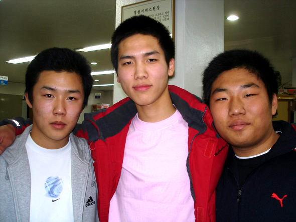19일 대구지하철 전동차 안에서 방화기도범을 격투 끝에 붙잡은 고교생 김형석(18), 최고영(18), 주세별(18·왼쪽부터)군. 대구/연합뉴스