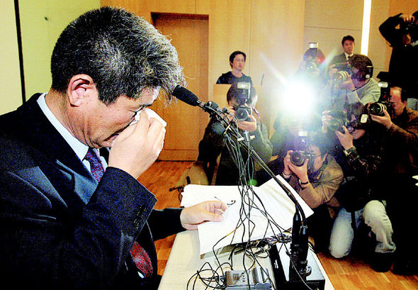 황우석 교수의 배아 줄기세포 연구팀한테 연구용 난자를 제공한 노성일 미즈메디병원 이사장이 지난 21일 오후 서울 강서구 내발산동 강서미즈메디병원에서 기자회견문을 읽은 뒤 “인류의 의학 발전에 조금이라도 도움이 됐으면 좋겠다”고 말하며 눈물을 닦고 있다. 김정효 기자 hyopd@hani.co.kr