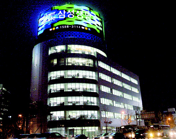 22일 저녁 광주광역시 북구 증흥동 삼성생명 콜센터 빌딩 옥상에서 빛나고 있는 삼성생명 광고탑의 화려한 야경 모습. 이날 점등식을 가진 삼성생명 광고탑은 가로 30미터, 세로 10미터의 국내 최대 규모로, 최첨단 특수네온으로 제작돼 6만5천가지의 색상변환이 가능하다. 삼성생명 제공